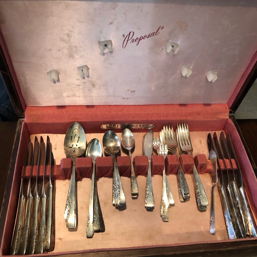 75 Piece Oneida Stainless Steel 1881 Rogers “Proposal” Vintage Flatware Set